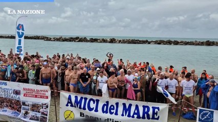 Tuffo di befana a Marina di Pisa, la 17esima edizione