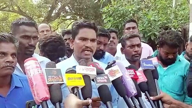 ஊராட்சிகளை பேரூராட்சிகளுடன் இணைப்பதற்கு எதிர்ப்பு தெரிவித்து கிராம மக்கள் சாலை மறியல்