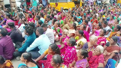 ஊராட்சிகளை பேரூராட்சிகளுடன் இணைப்பதற்கு எதிர்ப்பு தெரிவித்து கிராம மக்கள் சாலை மறியல்