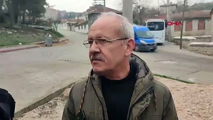 Hizmet binası isteyen muhtar, temeli atılıp bırakılan alanda oturma eylemi yaptı