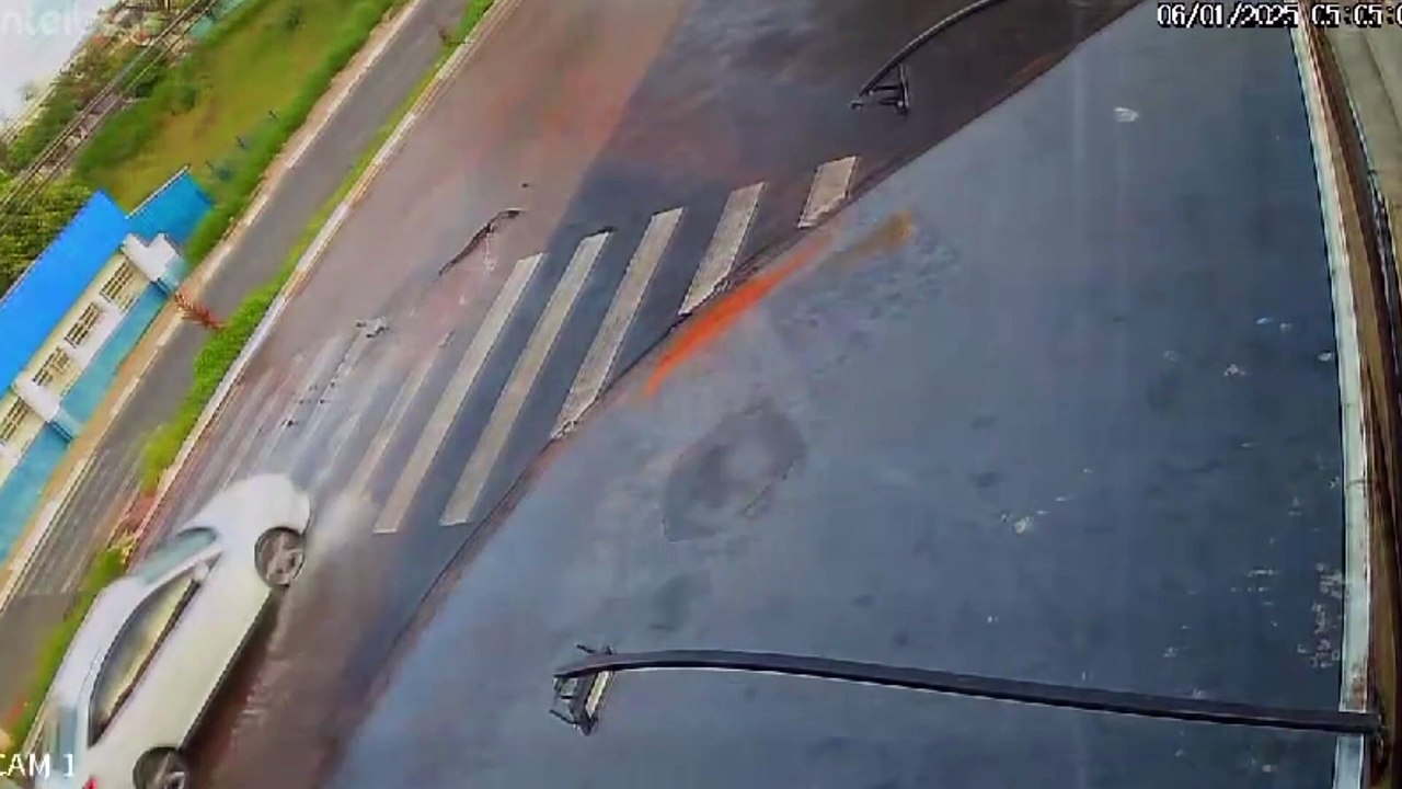 Motorista que voltava da praia tem carro engolido por buraco; veja vídeo