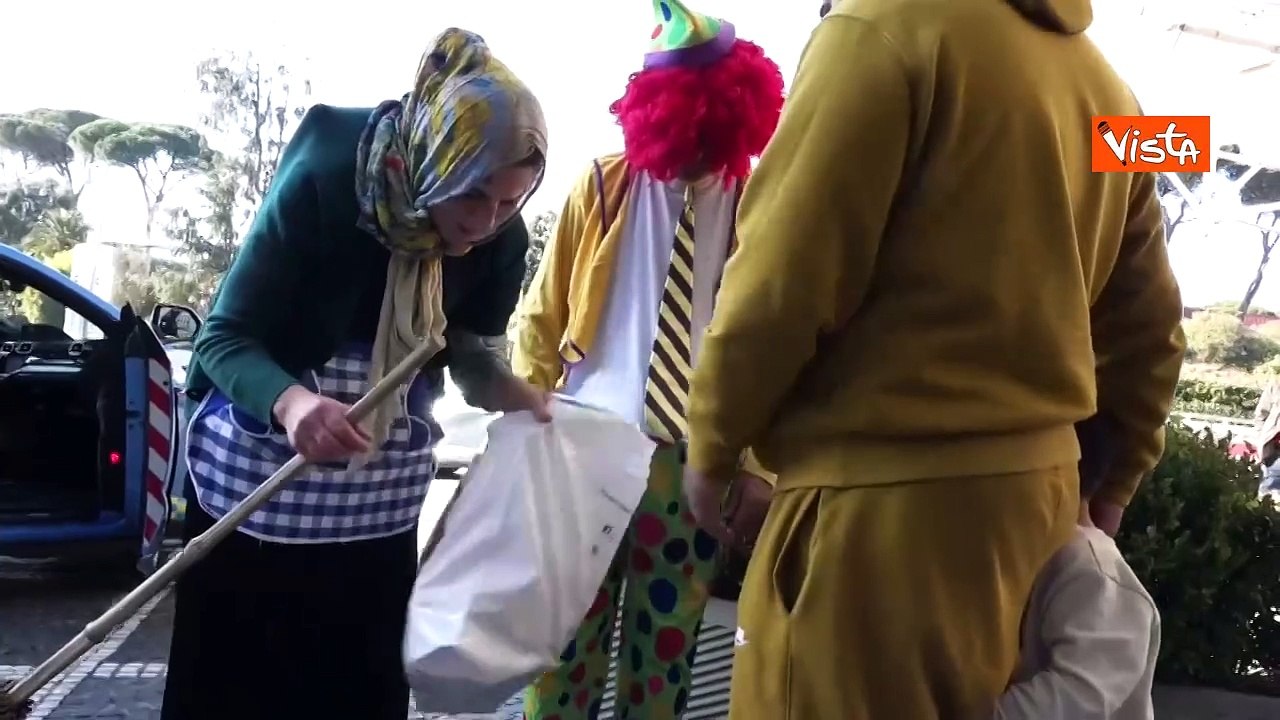 La Befana della Polizia arriva in Lamborghini per i piccoli pazienti del Gemelli di Roma