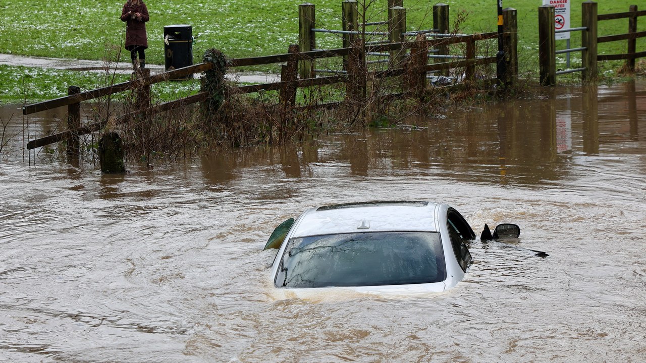 UK: Video shows car submerged by floodwaters as January brings wintry conditions including flooding
