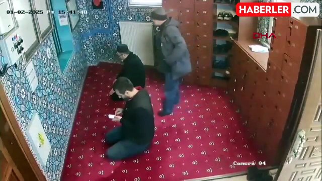 Beyoğlu'nda camide namaz kılıyor gibi yapıp ayakkabı çaldı