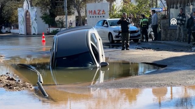 Bodrum'da panik anları! Su hattı patladı, otomobil çukura düştü