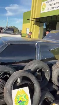 Umuarama: BPFron apreende Uno carregado com 101 pneus contrabandeados na PR-323