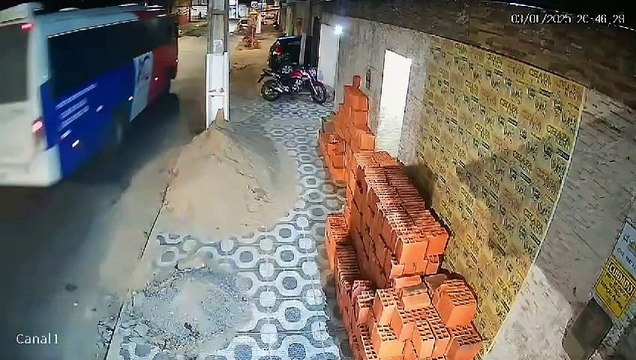 Vídeo flagra momento em que homens entram em residência no Cidade Universitária