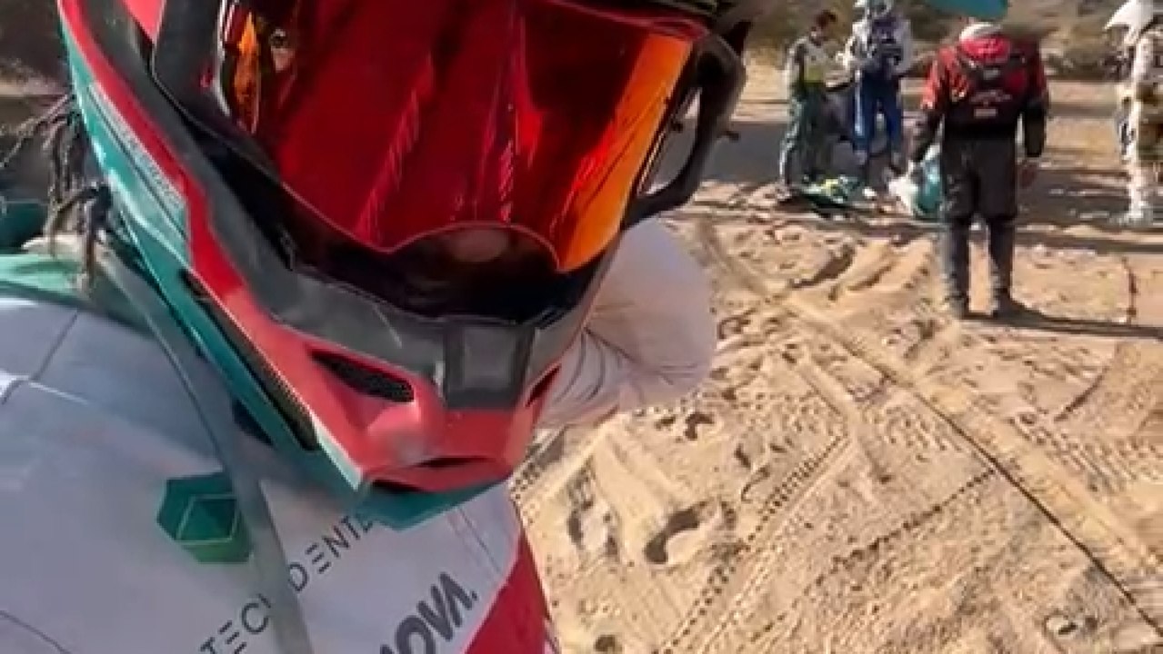 Javi Vega ayuda a Mason Klein en el Rally Dakar 2025.