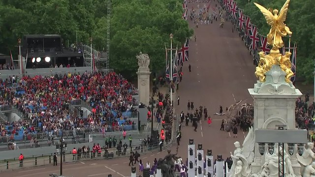 GALA VIDEO - Face aux pitreries de Louis, Kate Middleton n’a jamais perdu son sang-froid, la preuve !