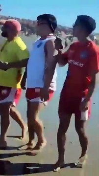 Un turista terminó a las trompadas con guardavidas que le pidieron que no entrara al mar en una zona peligrosa