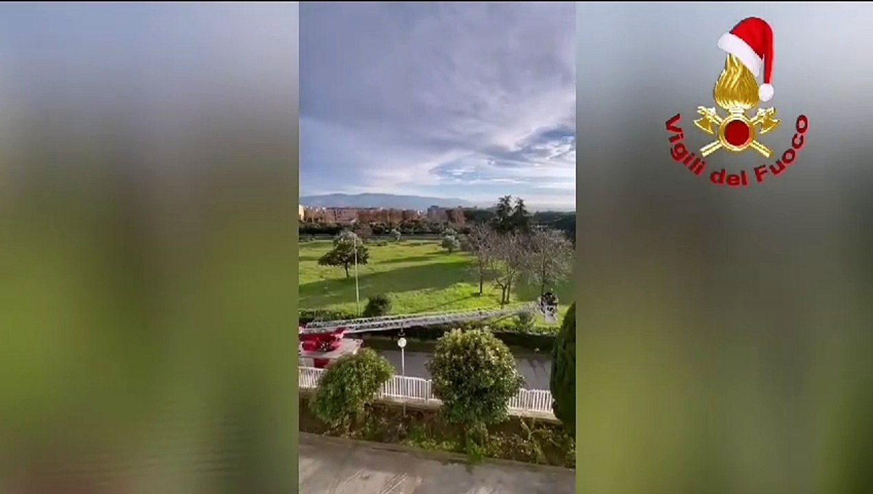 La Befana arriva dai piccoli pazienti dell'ospedale di Lamezia Terme con l'autoscala dei Vigili del fuoco