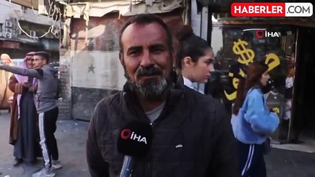 12 yıl sonra Suriye'ye dönen Mahmut, boya sandığıyla ekmek parasını kazanıyorAyakkabı boyacısı Mahmut: İşi ve gücü olanlar dönsün artık, Türkiye'de...