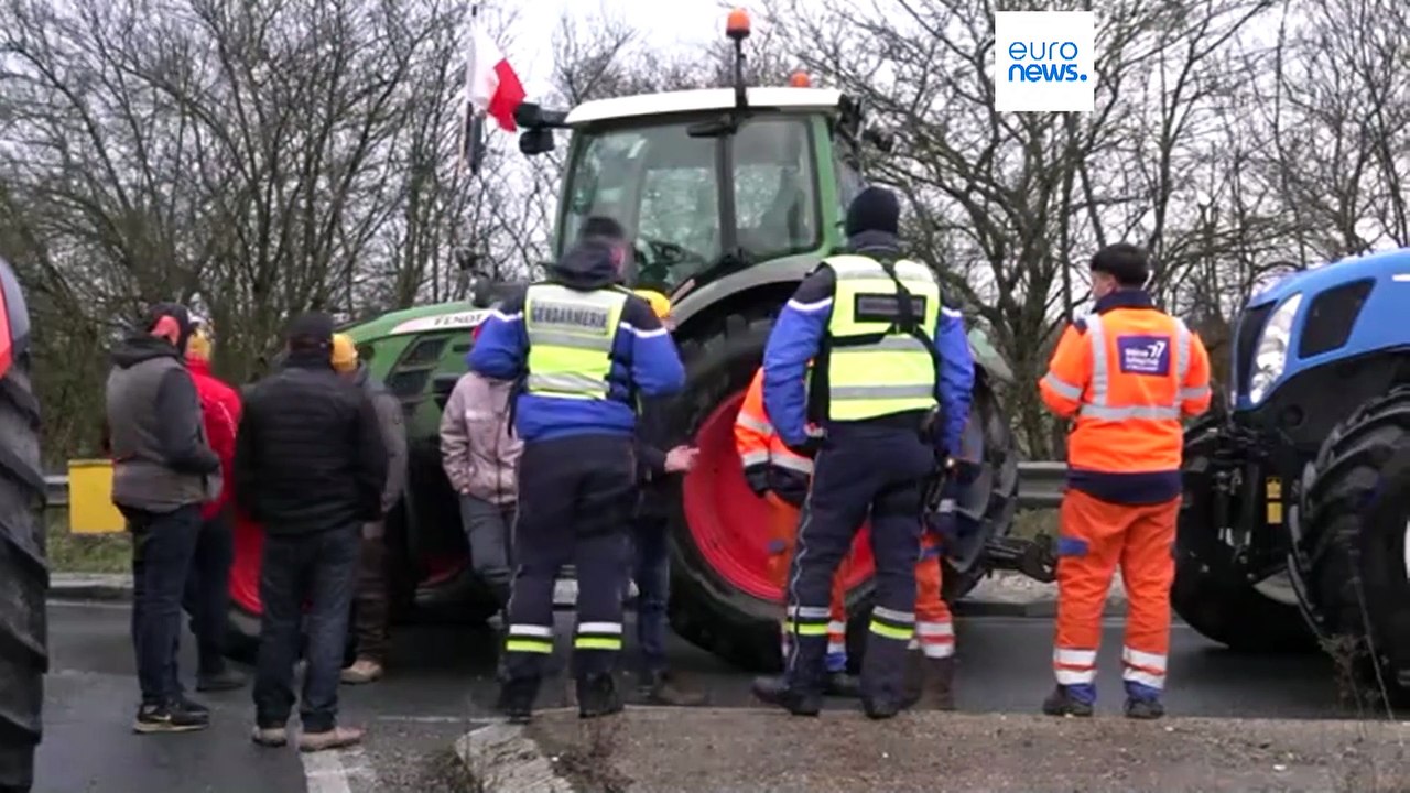 Francia, la protesta dei trattori contro l'accordo Mercosur: "Vogliamo regole uguali per tutti"