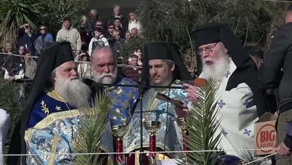 I fedeli ortodossi in Grecia nuotano per recuperare la croce nel giorno dell'Epifania