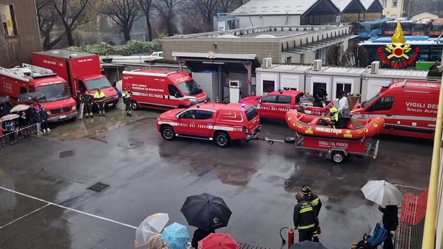 Lecco, dalla scopa alle sirene: la Befana arriva con i vigili del fuco