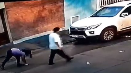 Se le cayó dinero a una moto y una pareja aprovechó para quedárselo: ahora los buscan