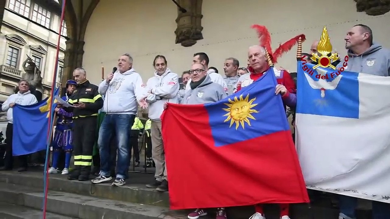 Firenze, la Befana dei Vigili del Fuoco alla Loggia dei Lanzi