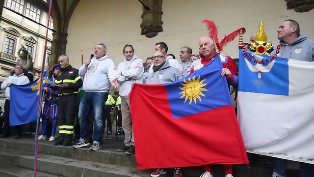 Firenze, la Befana dei Vigili del Fuoco alla Loggia dei Lanzi