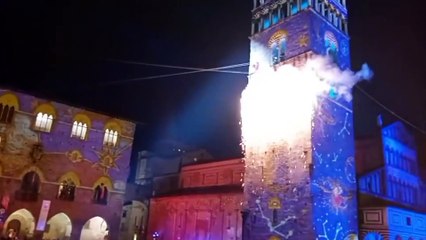 Pistoia, lo spettacolare volo della Befana