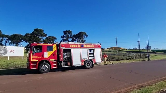 Corpo de Bombeiros combate incêndio às margens da BR-277 em Cascavel