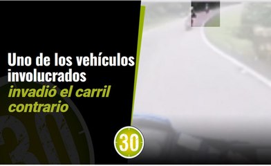 ¡Impresionante! Momento en que motociclista muere al impactar con un bus