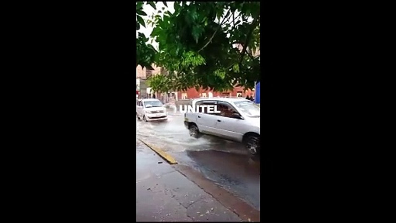 Video: Intensa lluvia provoca el colapso de las tapas de alcantarillado y dejó varias avenidas inundadas en La Paz