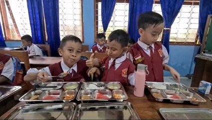 Siswa SD di Makassar Selipkan Pesan Terima Kasih ke Prabowo di Tempat Makanan Bergizi Gratis