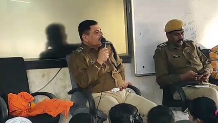 साइबर फ्रॉड से बचने के लिए पुलिस द्वारा किया गया सेमिनार