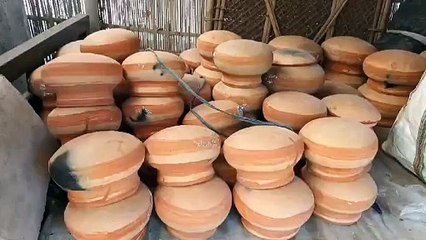 ভোগালীক লৈ ব্যস্ত বাইহাটাৰ একাংশ মৃৎ শিল্পী।