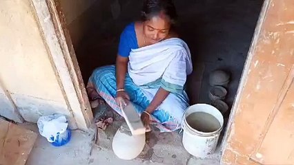 ভোগালীক লৈ ব্যস্ত বাইহাটাৰ একাংশ মৃৎ শিল্পী।