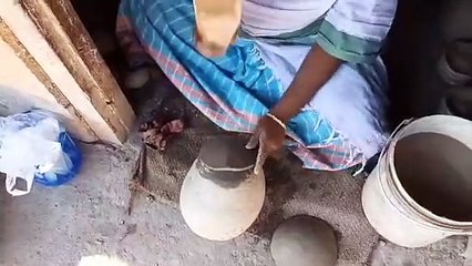 ভোগালীক লৈ ব্যস্ত বাইহাটাৰ একাংশ মৃৎ শিল্পী।