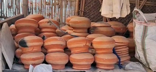 ভোগালীক লৈ ব্যস্ত বাইহাটাৰ একাংশ মৃৎ শিল্পী।