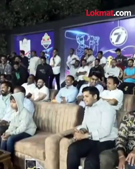 क्रिकेटच्या मैदानावर पैशांचा पाऊस.... व्हिडिओ व...