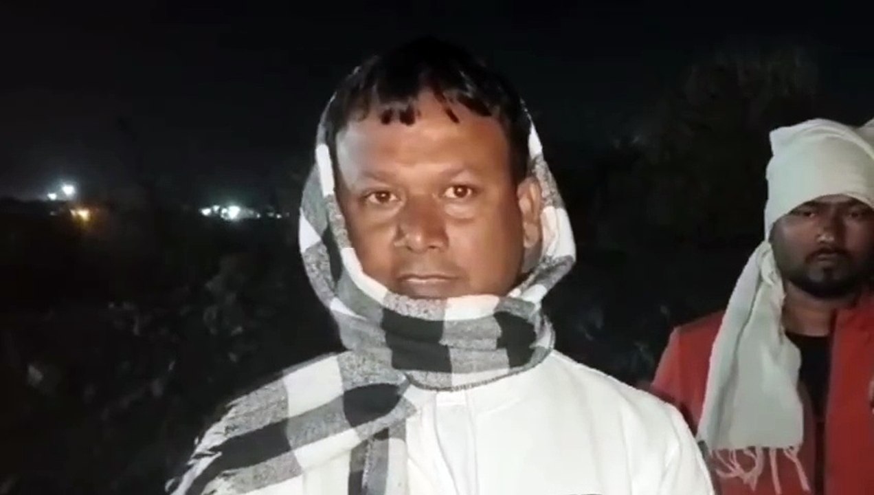 मृत कर्मी के शव के साथ संयुक्त मोर्चा कर रहे आं...