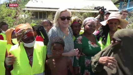 A Mayotte, Marine Le Pen veut «sonner la cloche» au gouvernement