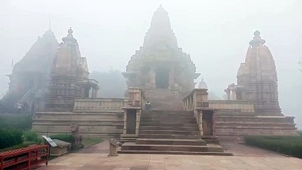 बुंदेलखंड का कश्मीर बना खजुराहो,कोहरे की आगोश में पहुँचे मंदिर,पर्यटकों ने कोहरे के बीच स्मारकों का लिया आनंद