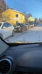 Une queue de voitures Tesla pour aller au Supercharger (Suède)