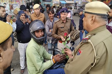 सडक़ सुरक्षा माह: थीम 'परवाह' को साकार करती दिखी पुलिस, गुलाब के फूलों से दिया जागरूकता का अनोखा संदेश