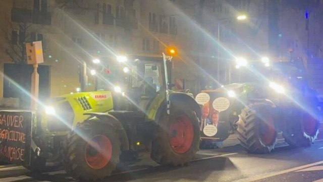 Deux agriculteurs sont arrivés en tracteur jusqu’aux abords de la tour Eiffel