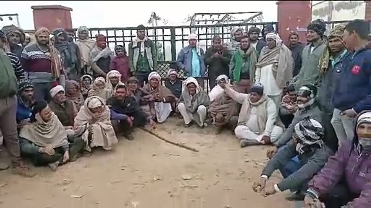 राजाखेड़ा में ग्रामीणों का विद्युत आपूर्ति को लेकर फूटा गुस्सा, जीएसएस पर तालाबंदी कर की नारेबाजी