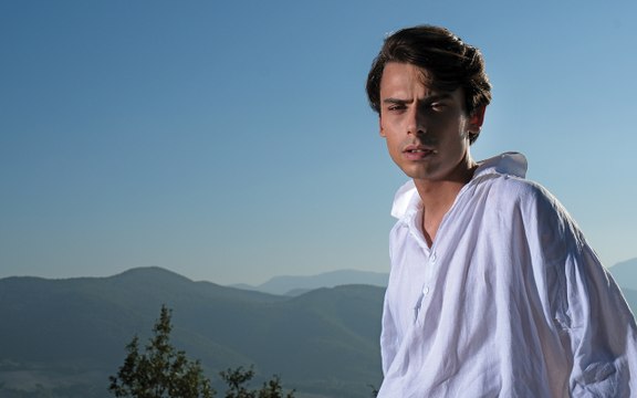 Leonardo Maltese è Giacomo Leopardi in L'infinito , prima clip della serie tv sul poeta