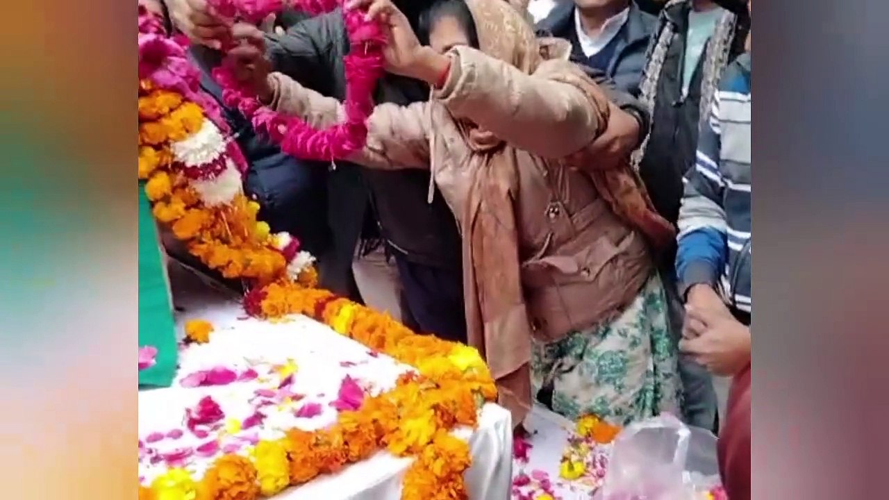 शहीद बेटे को में तिरंगे में लिपटा देख मां बोली लाल तुम हमें काहे छोड़ कर चले गए पत्नी बोली मुझे तुम पर गर्व है अपना ख्याल रखना