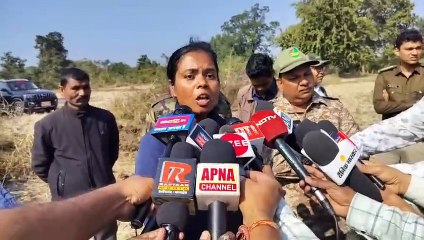 खेतो की बाढ़ में फसी मादा तेंदुआ