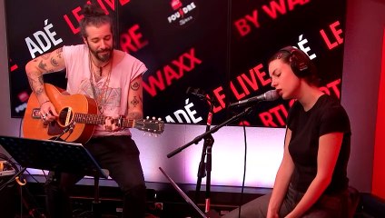 Adé et Waxx interprètent "Femme Fatale" en live dans Foudre