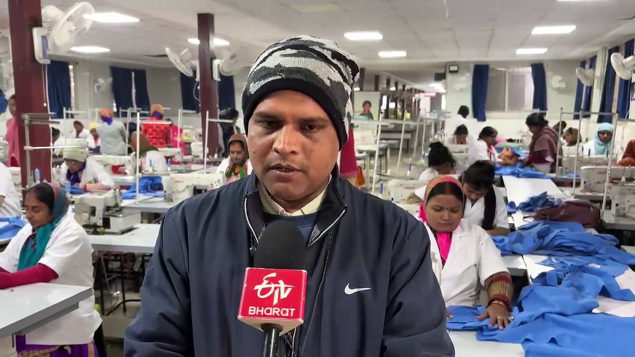 जीविका दीदियों को मिला रोजगार, स्कूली बच्चों के लिए कपड़े कर रही तैयार