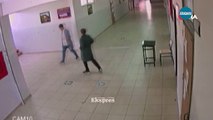 Diyarbakır’ın Silvan ilçesinde, bir okulda nöbetçi olarak görev yapan bir öğrencinin can sıkıntısını halay çekerek atlatmaya çalıştığı anlar, okulun güvenlik kamerasına yansıdı.