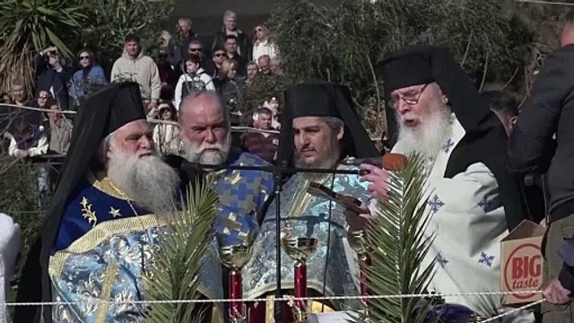 مسیحیان ارتدوکس یونان روز ۶ ژانویه را با بازگرداندن صلیب به آب انداخته شده جشن گرفتند
