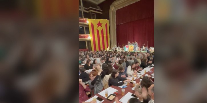 Centenares de personas cantan Puta España en un 'bingo' navideño en Vilafranca