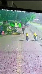 अंधेरी रात में यूं आया नकाबपोश, दनादन वार कर बिगाड़ दिया कार का हुलिया, सीसीटीवी में सब हो गया रिकॉर्ड