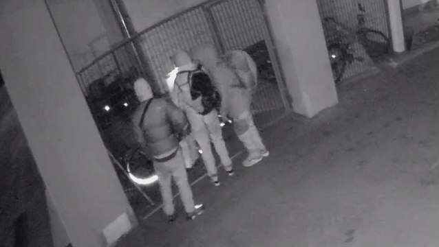 I ladri di bici ripresi dalle telecamere di un condominio di Trento Nord